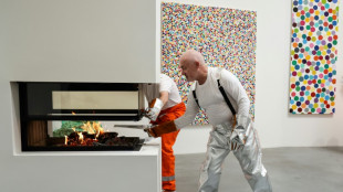 Britischer Künstler Damien Hirst verbrennt tausende seiner Kunstwerke