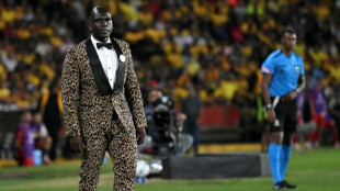 Conmebol multa t&eacute;cnico Segundo Castillo por fazer publicidade em um de seus figurinos chamativos