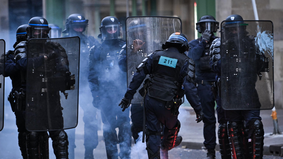  A Parigi 1.800 fermi nelle proteste, un manifestante morto per malore 
