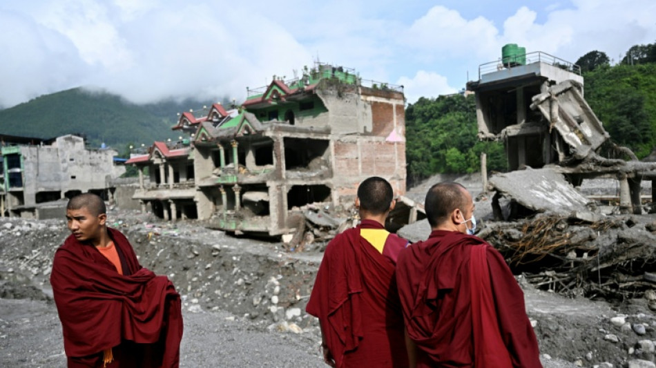  Nepal holds day of mourning as families pray missing still alive 
