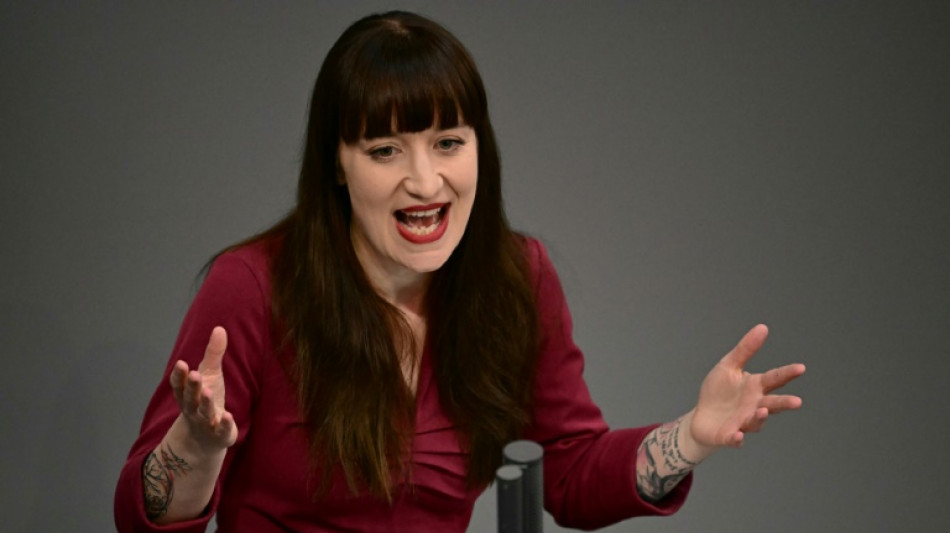 Linken-Politikerin Reichinnek tr&auml;gt Tattoo ihres fr&uuml;heren Katers auf der Haut