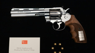 Erdogan regala una pistola con seis balas a los l&iacute;deres en la cumbre de la OTAN