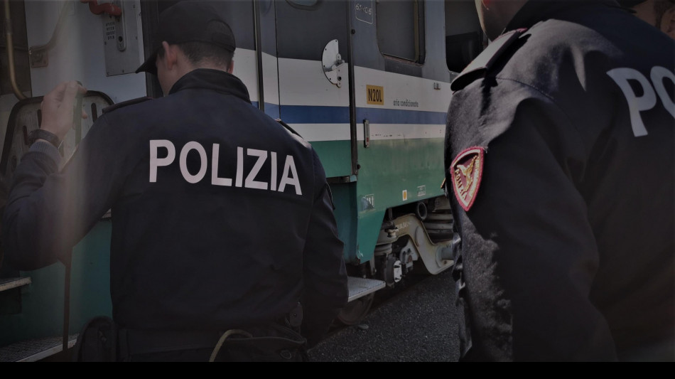 Accoltella ragazzo in treno, ventenne arrestato a Lodi