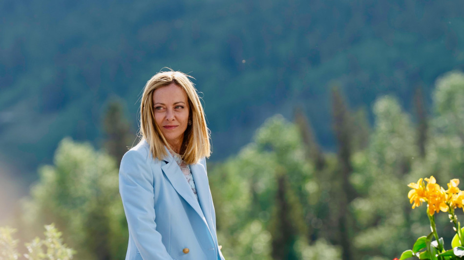 Meloni agli studenti, l'Italia fa il tifo per voi