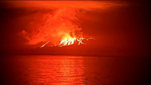 Un volcán en una deshabitada isla de Galápagos entra en erupción