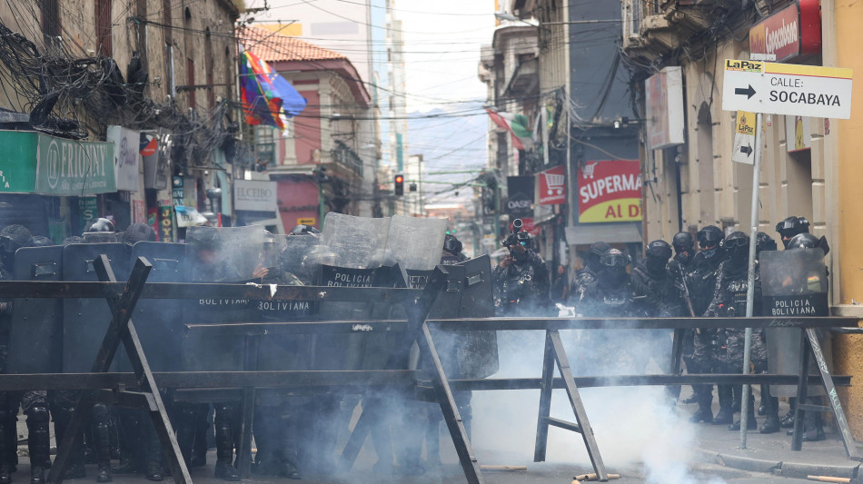  Bolivia: scontri a La Paz, polizia disperde protesta dei maestri 