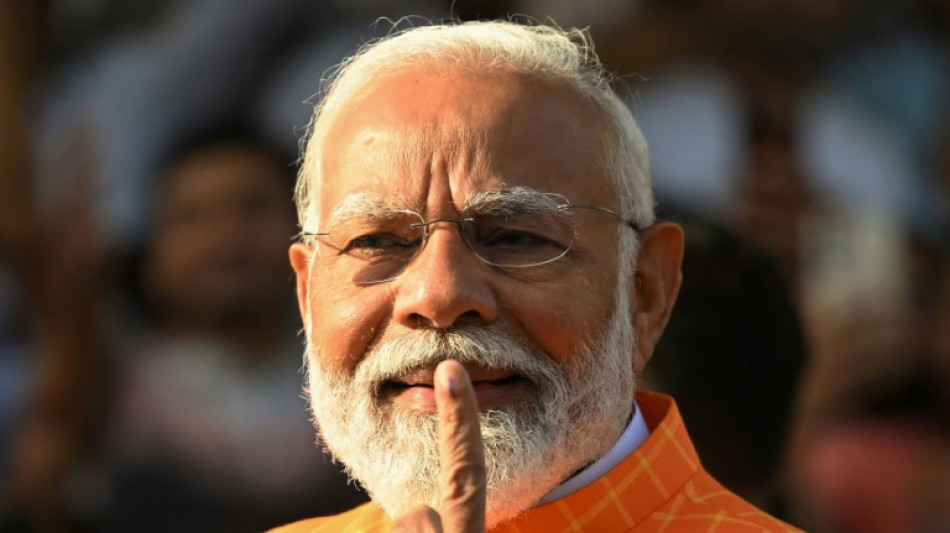 El primer ministro Modi vota en las maratónicas elecciones en India