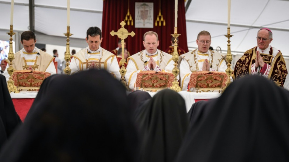  El Vaticano confirma la excomuni&oacute;n de seis obispos tradicionalistas 