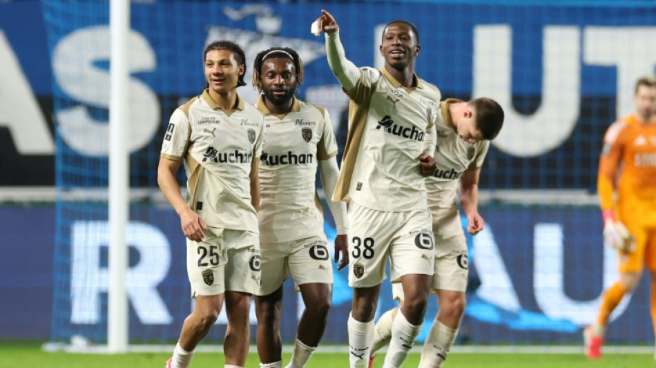  Lens se op&otilde;e ao adiamento do jogo do campeonato franc&ecirc;s contra o PSG 