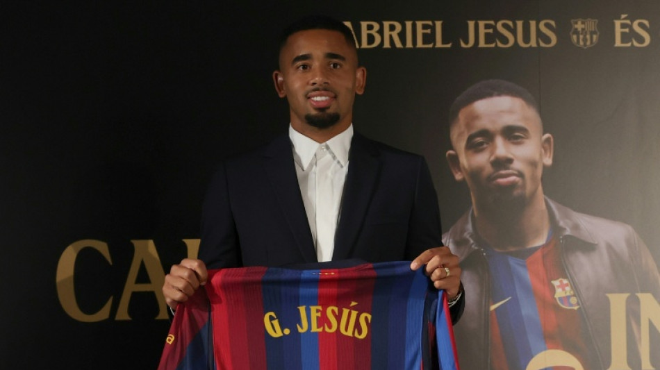  Barcelona oficializa contrata&ccedil;&atilde;o de Gabriel Jesus 