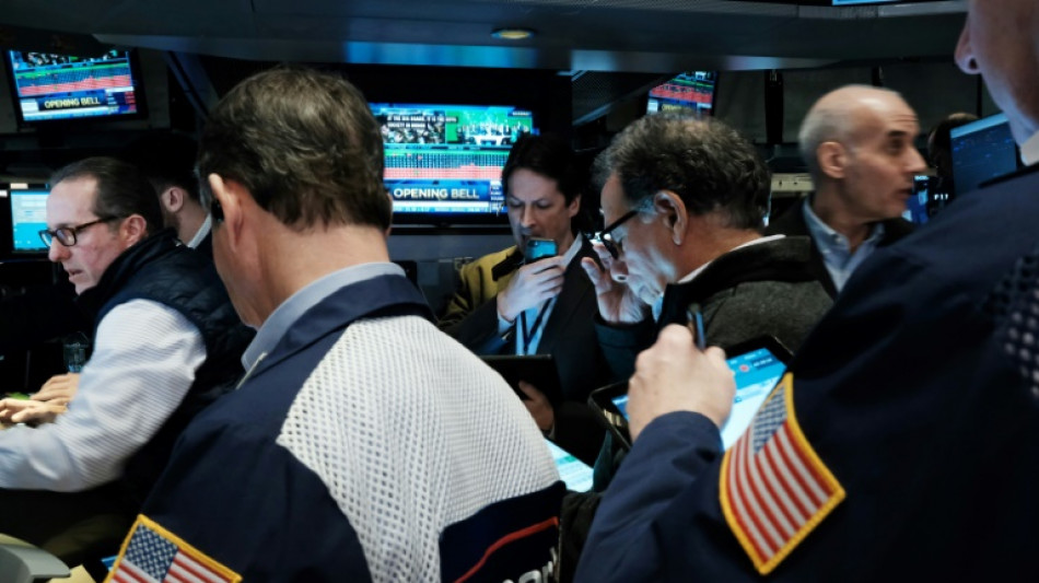 Wall Street vire l&eacute;g&egrave;rement dans le rouge au cours d'une s&eacute;ance charg&eacute;e en r&eacute;sultats