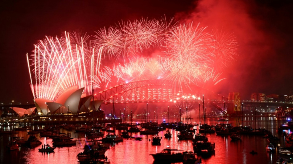  Neues Jahr in Australien mit gro&szlig;em Feuerwerk in Sydney eingel&auml;utet 