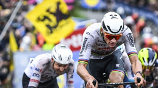 Demandan a un aficionado que lanzó cerveza a Van der Poel en el Tour de Flandes