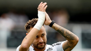 Neymar passa por cirurgia bem-sucedida no joelho esquerdo