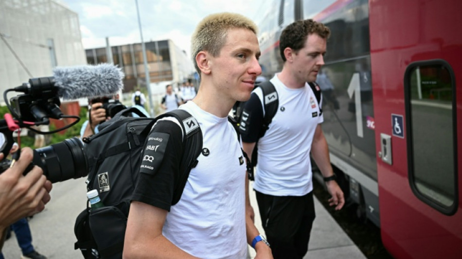  Claquettes-chaussettes et fast-food : dans le train des coureurs du Tour de France 