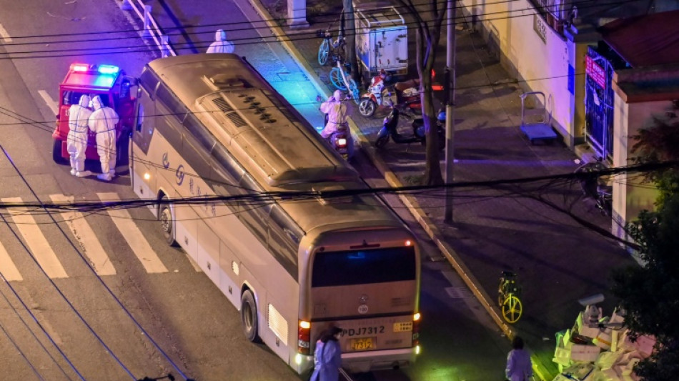 El n&uacute;mero de muertes por el brote de covid en Shangh&aacute;i crece a 17