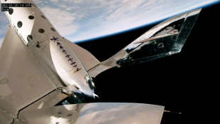 Virgin Galactic leva seus primeiros clientes ao espaço