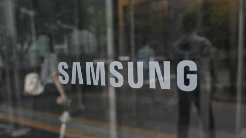  Samsung launches new, more expensive foldable smartphones  