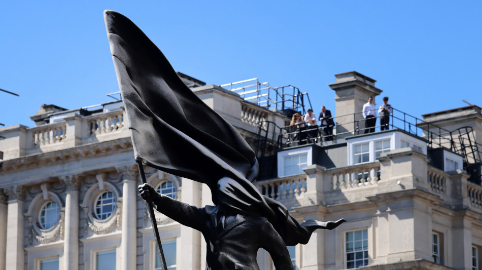  Banksy ricompare con una statua nel cuore di Londra, e sfida l'imperialismo 