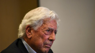 Le Nobel Mario Vargas Llosa hospitalisé après avoir contracté le coronavirus, son état "évolue favorablement"