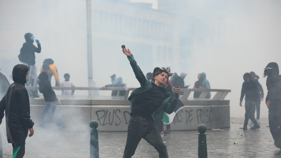  Barricate e sassaiole, scontri tra studenti e polizia a Bruxelles 