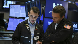 Wall Street termine en hausse, flirte avec de nouveaux records