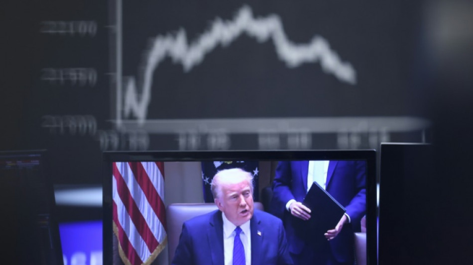Trump s'arc-boute sur ses droits de douane malgr&eacute; la d&eacute;b&acirc;cle des march&eacute;s