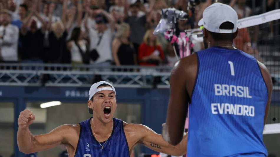 Evandro e Arthur vencem holandeses e v&atilde;o &agrave;s quartas do v&ocirc;lei de praia de Paris-2024
