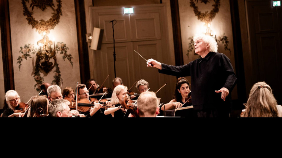  Sir Simon Rattle inaugura Bologna Festival con la Chamber Orchestra of Europe 