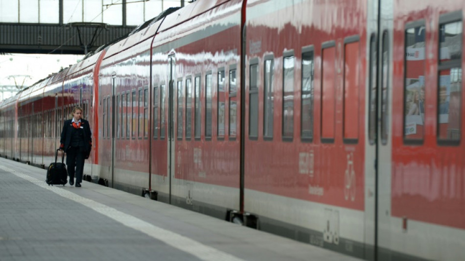 Zugbegleiter soll in Rheinland-Pfalz Jugendliche aus Bahn gestoßen haben