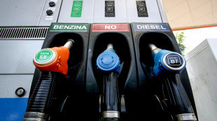 Continuano i rincari dei carburanti, benzina self a 1,877 euro, diesel a 1,985