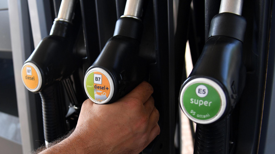  Mimit, scendono prezzi carburanti, benzina self a 1,758 euro 