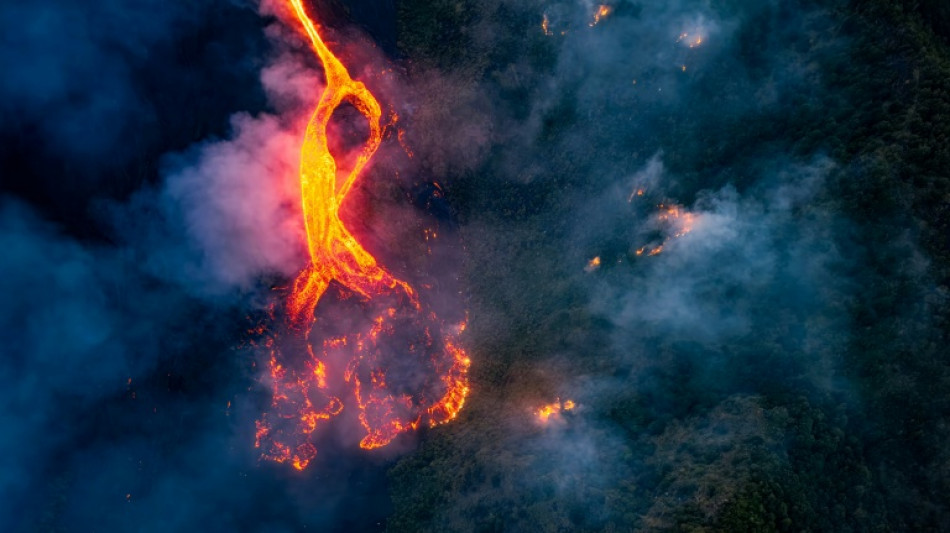  Erup&ccedil;&atilde;o do Etna atrai multid&atilde;o de turistas na It&aacute;lia 