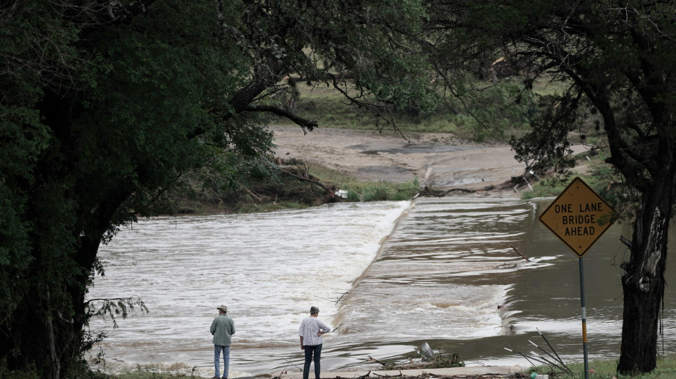 Si aggrava bilancio in Texas, morti sono 43, anche 15 bimbi