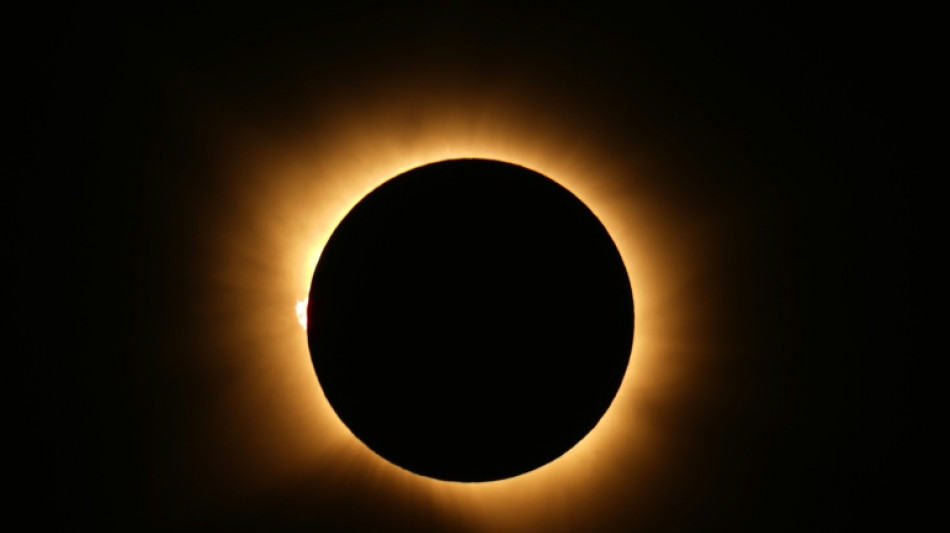  Eclipse solar presenteia milh&otilde;es de europeus com noite fugaz em pleno entardecer 