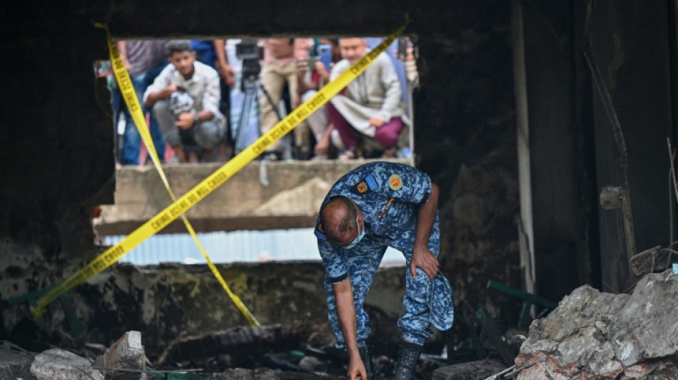 Suben a 27 los muertos por la caída de un avión militar sobre una escuela en Bangladés