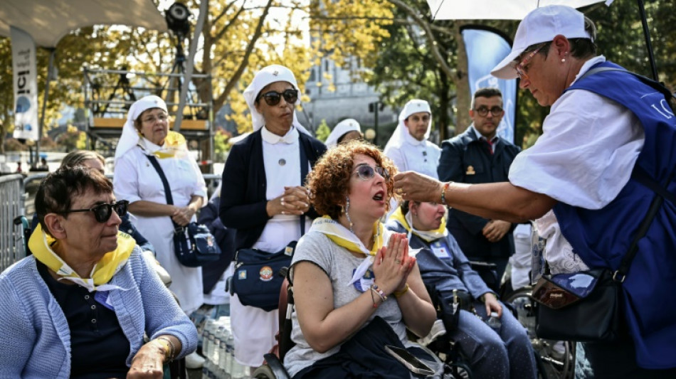  Un papa "sencillo" y atento a los vulnerables seduce a los peregrinos en Lourdes 