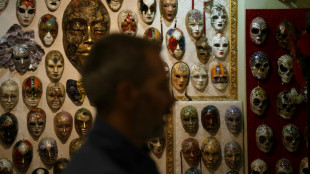 Atelier na Albânia produz máscaras venezianas para o mundo