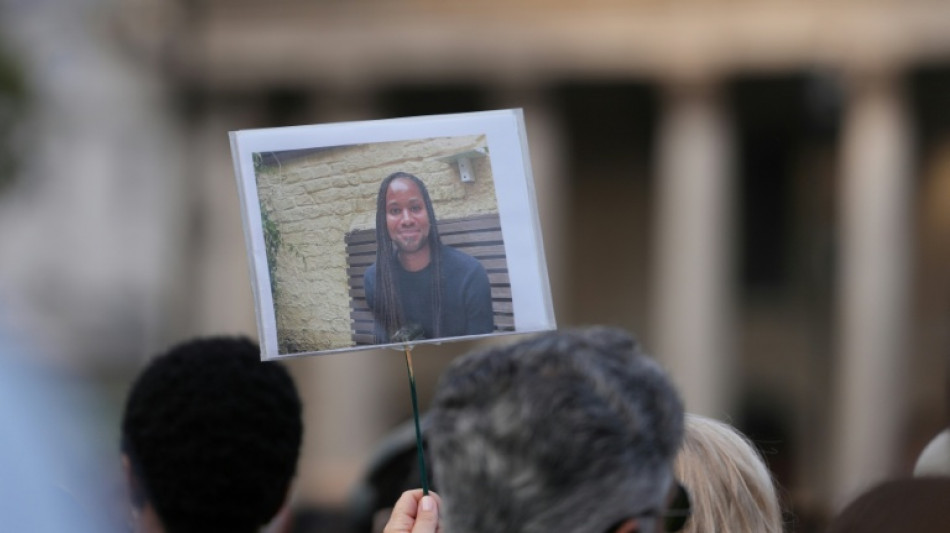  Thousands mourn dead black academic in London vigil 