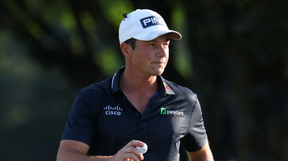  Hovland takes solo lead as McIlroy surges at Tour Championship 