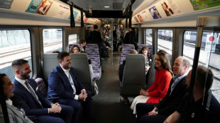 Príncipes de Gales pegam metrô para visitar um pub nas vésperas da coroação