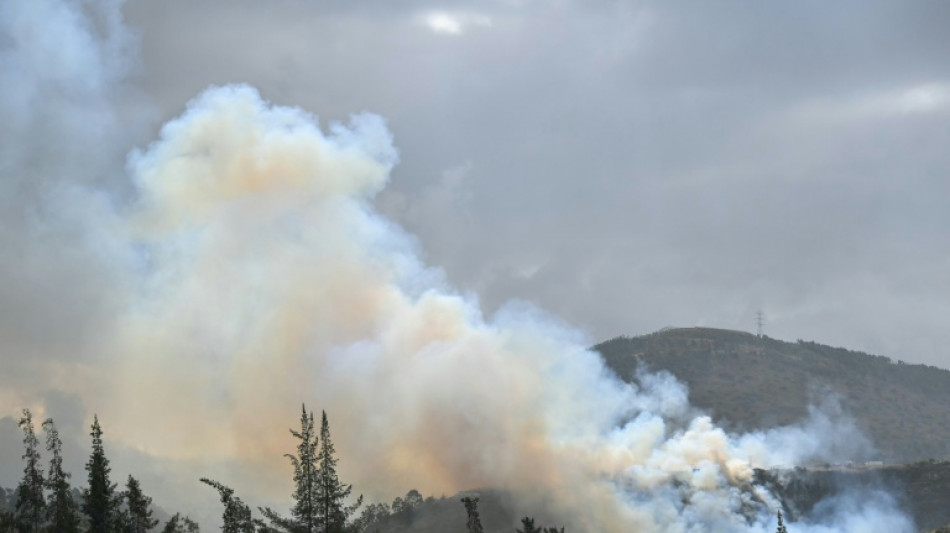  Helicopters battle wildfire threatening Ecuador's capital 