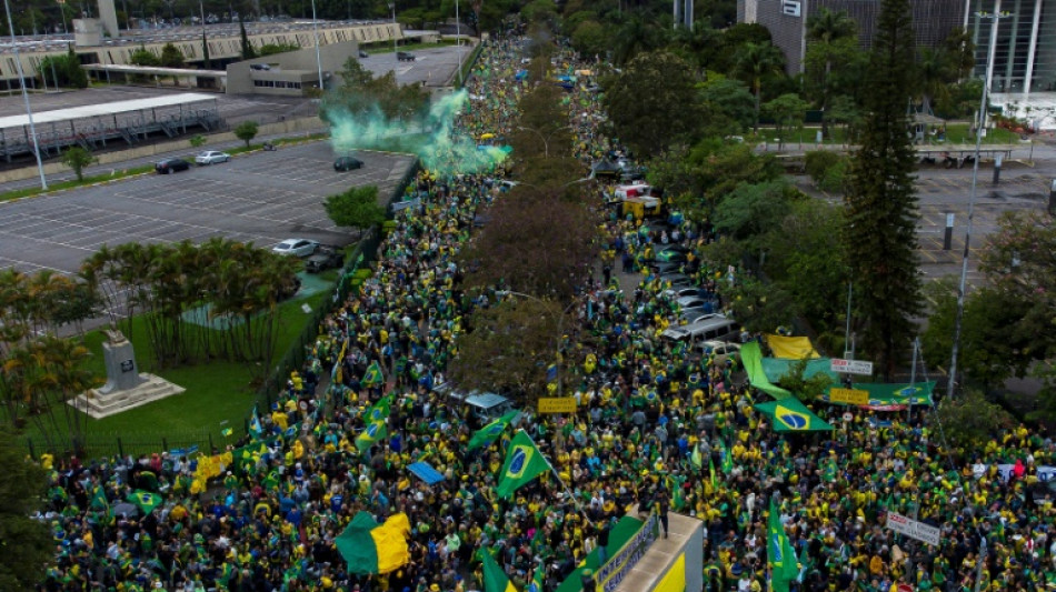 Convencidos de fraude electoral, bolsonaristas acampan ante cuarteles en Brasil