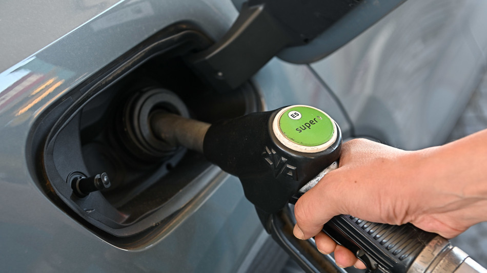  Mimit, prezzi carburanti ancora in rialzo, benzina self a 2,107 euro 