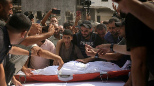 Palestinos se re&uacute;nem em Gaza para funeral de jornalistas da Al Jazeera mortos em bombardeio israelense