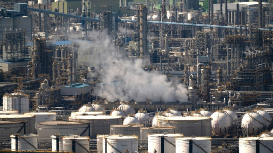  Petr&oacute;leo cai abaixo de US$ 100 e bolsas mundiais sobem ap&oacute;s tr&eacute;gua em guerra 