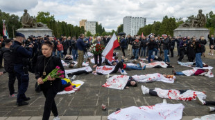 Des manifestants simulent la mort devant le m&eacute;morial sovi&eacute;tique &agrave; Varsovie