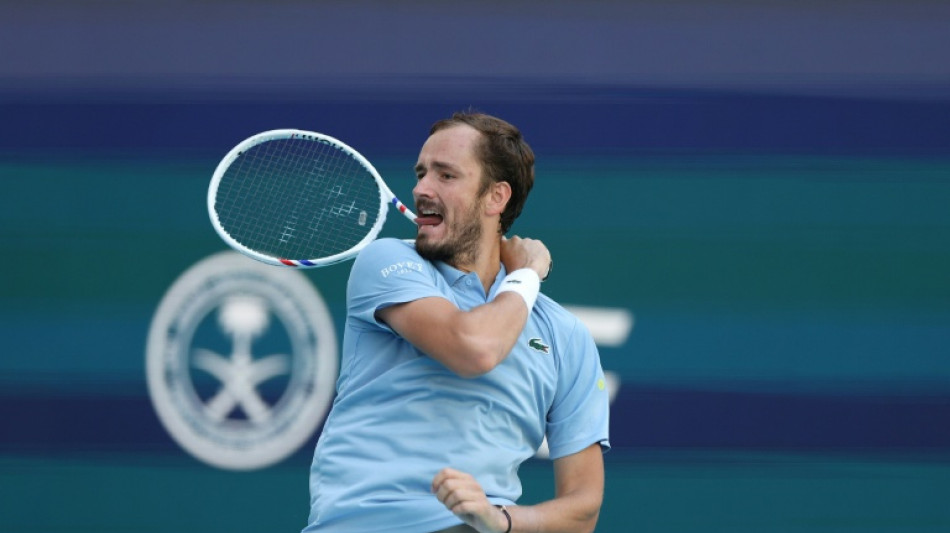  Sinner, defending champ Mensik advance to third round at Miami Open 