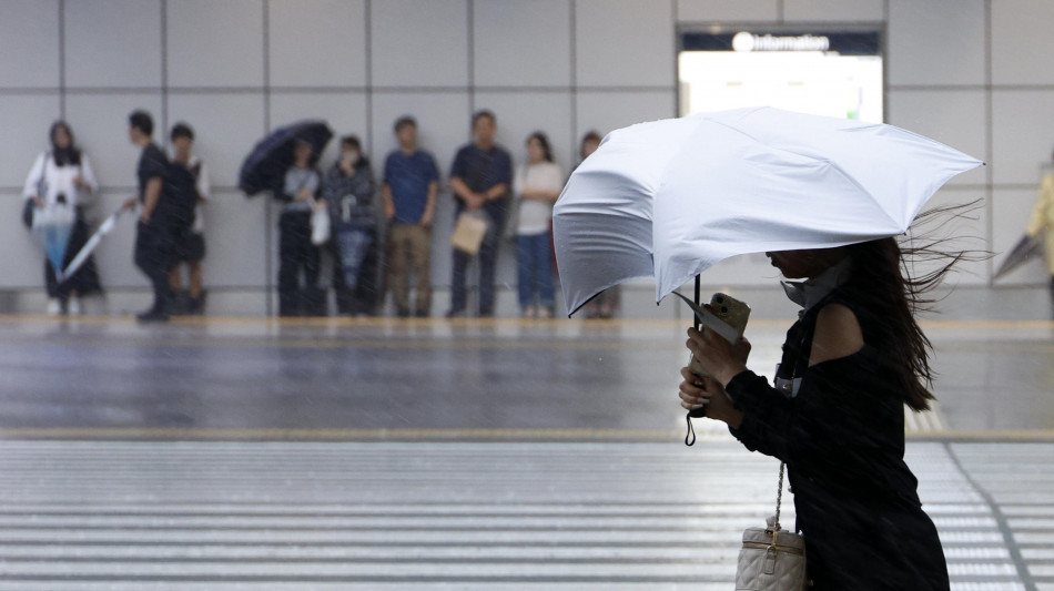  Tifone Dujuan flagella il Giappone orientale, 2 morti e diversi dispersi 