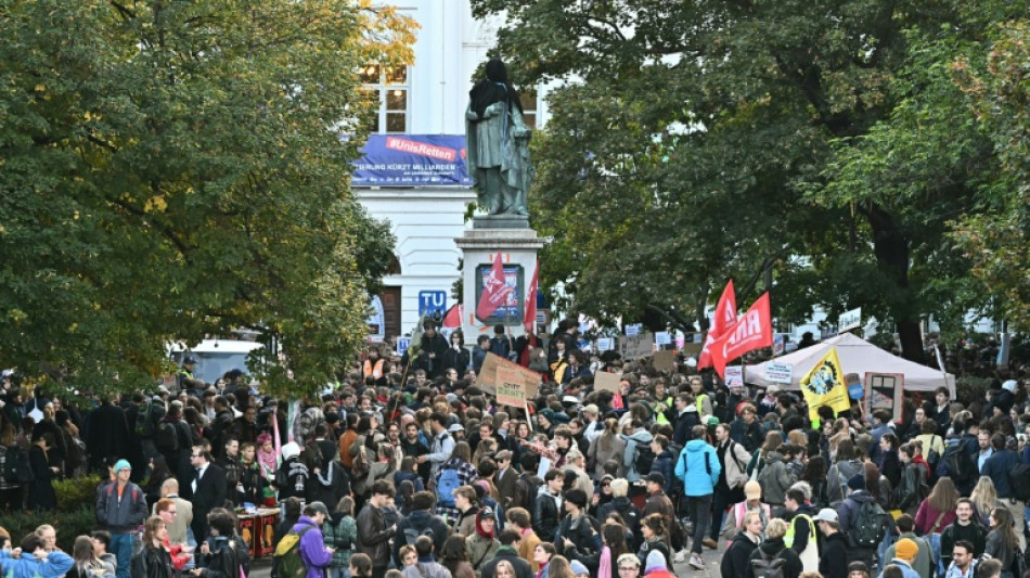  Zehntausende Studierende fordern bei Demonstration in Wien mehr Geld f&uuml;r Hochschulen 